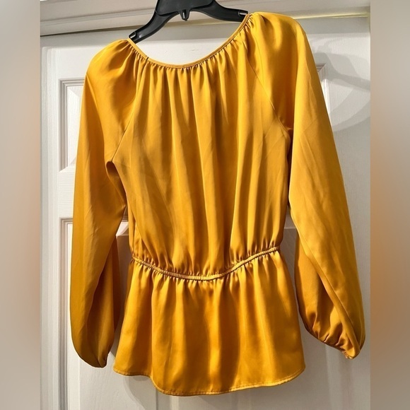 Banana republic ladies blouse extra small - Picture 2 of 3